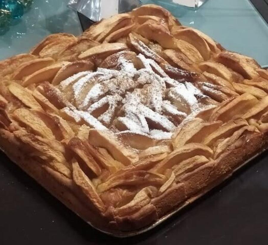 Η πιο ζουμερή μηλόπιτα-κέικ που θα δοκιμάσετε – Με καραμελωμένα μήλα και άρωμα κανέλας