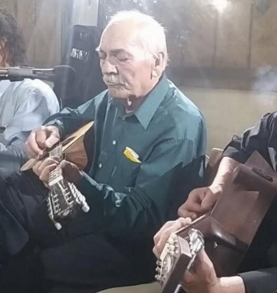 Έκτακτο τώρα: Πέθαvε ο θρύλος του λαϊκού τραγουδιού