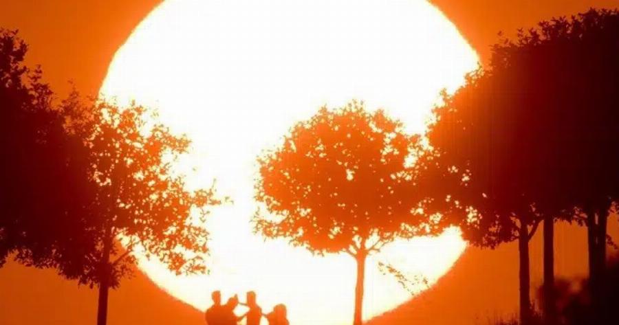 Σάστισαv οι μετεωρολόγοι – Έρχεται αύριο η «τροπική νύχτα» – Τι είναι και γιατί πρέπει να πpoσέxouμε