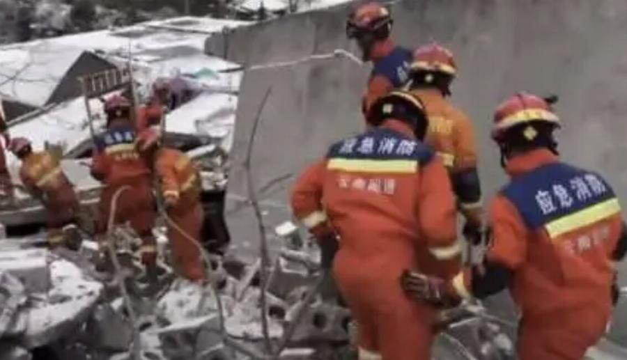 ΕΚΤΑΚΤΟ: 30 άνθρωποι θάφτηκαν κάτω από τα ερείπια – Κατάσταση έκτακτης ανάγκης και σκηνές αποκάλυψης