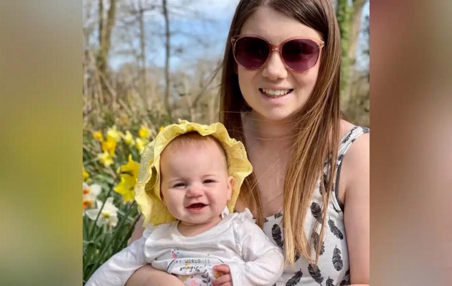 Γάντζος γερανού σκότwσε μητέρα τη στιγμή που έσπρωχνε το καρότσι με το μωρό της