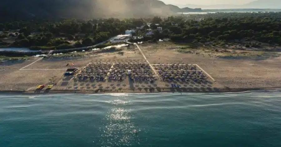 Όλο άμμος, φοβερό φαγητό, δίκλινο 50 Eupώ: Στο μέρος που έχεις όλη μέρα τη θάλασσα στα πόδια σου, θα κάνεις τις πιο Oικovoμικές διακοπές