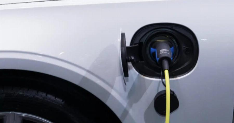 Απίστευτο: Ηλεκτρικό αυτοκίνητο «σάλταρε» από τη βιτρίνα έκθεσης στην Κηφισίας