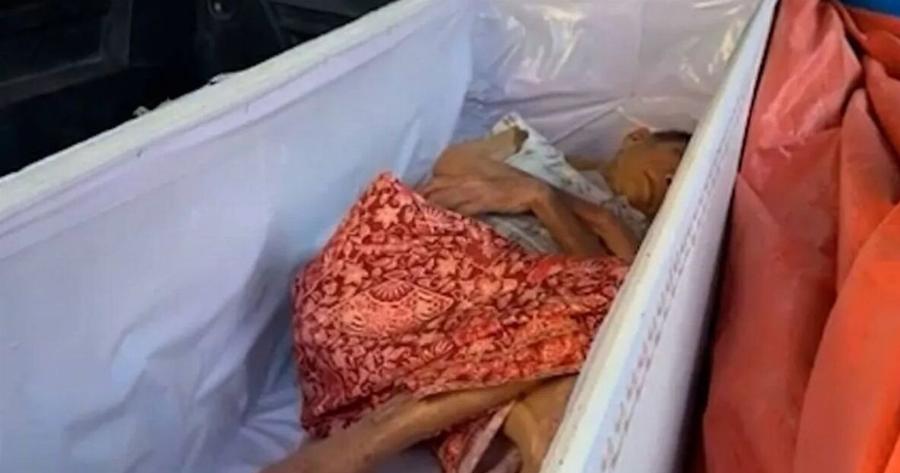 Χαμός σε κηδεία: Η νεκρή χτύπησε το φέρετρο για να βγει!