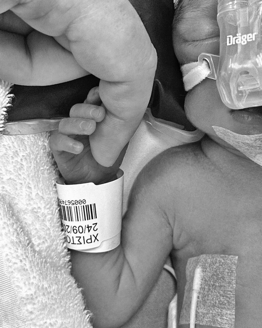 Ο Χάρης Χριστόπουλος δημοσίευσε την πρώτη εικόνα του νεογέννητου παιδιού του – «Σε ευχαριστώ, πνοή μου»