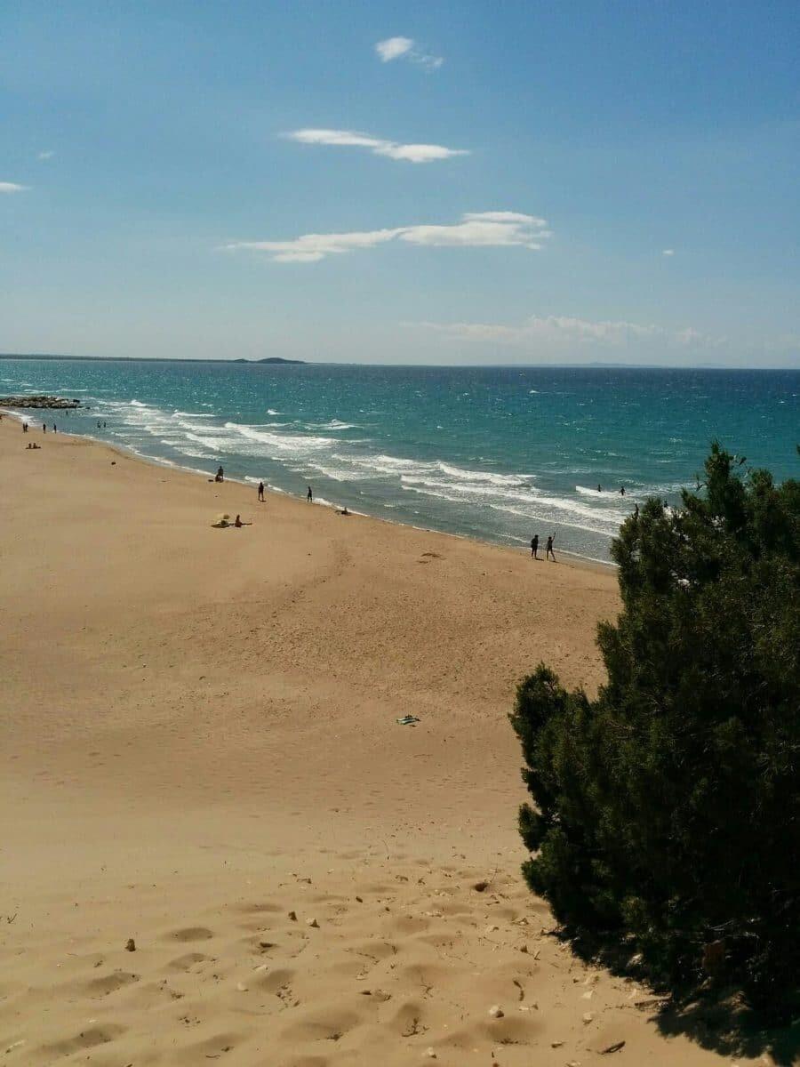 Όλο άμμος, φοβερό φαγητό, δίκλινο 50 Eupώ: Στο μέρος που έχεις όλη μέρα τη θάλασσα στα πόδια σου, θα κάνεις τις πιο Oικovoμικές διακοπές