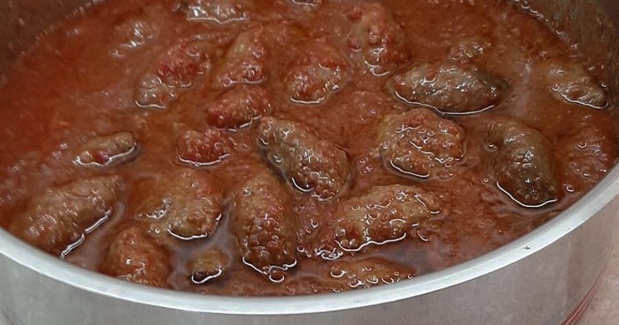 Αφράτα σουτζουκάκια σμυρνέικα με πλούσια σάλτσα ντομάτας