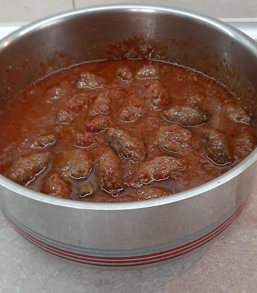 Αφράτα σουτζουκάκια σμυρνέικα με πλούσια σάλτσα ντομάτας