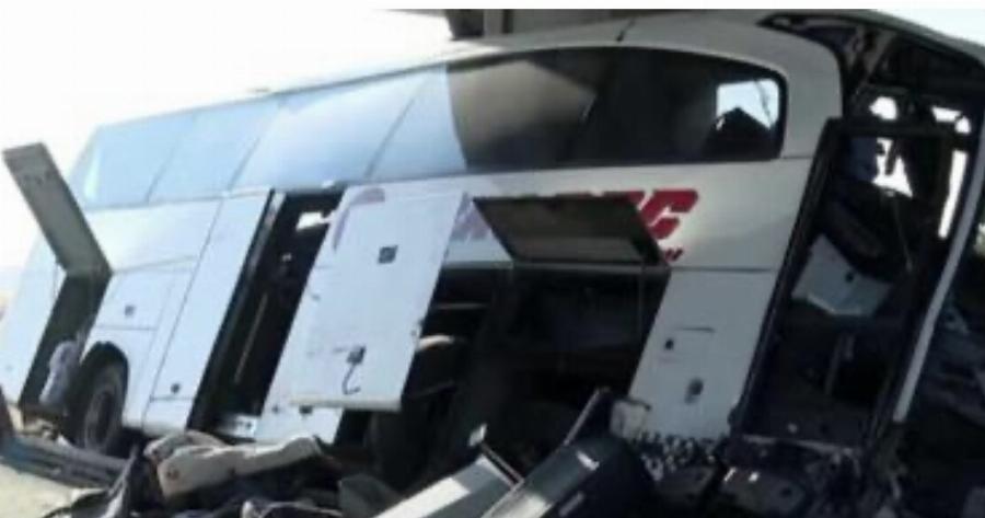 Λεωφορείο καρφώθηκε σε γέφυρα: Ο οδηγός αποκοιμήθηκε – 9 νεκροί μέχρι στιγμής