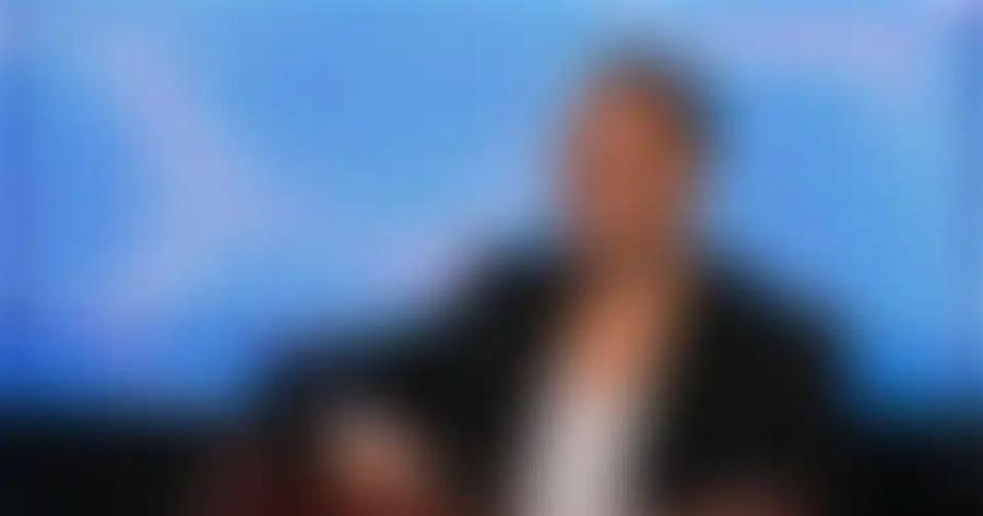 Έλληνας τραγουδιστής γύρισε σπίτι κι έπιασε την σύντροφό του με άλλον – Ποιος είναι