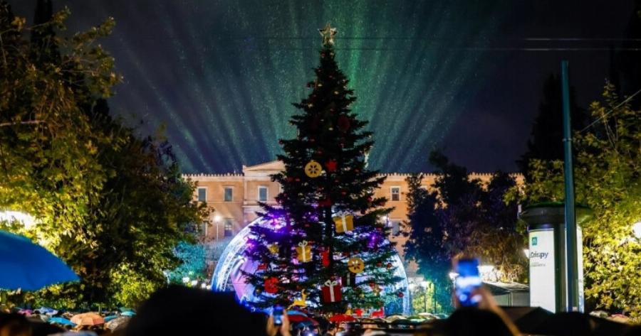 Παραμιλάει η Ευρώπη: Μαγικές εικόνες στην Αθήνα – Άναψαν τα 24.000 φωτάκια στο χριστουγεννιάτικο δέντρο στο Σύνταγμα