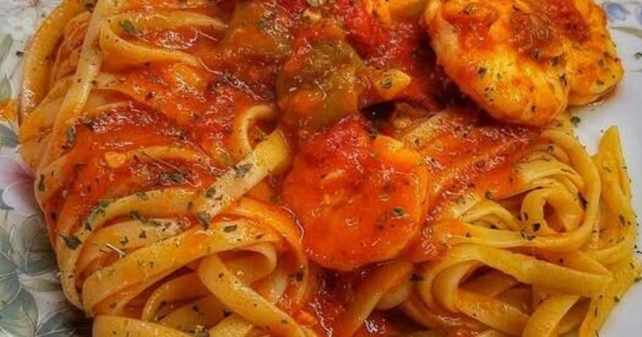 Γαριδομακαρονάδα σαν ταβέρνας με σάλτσα ντομάτας