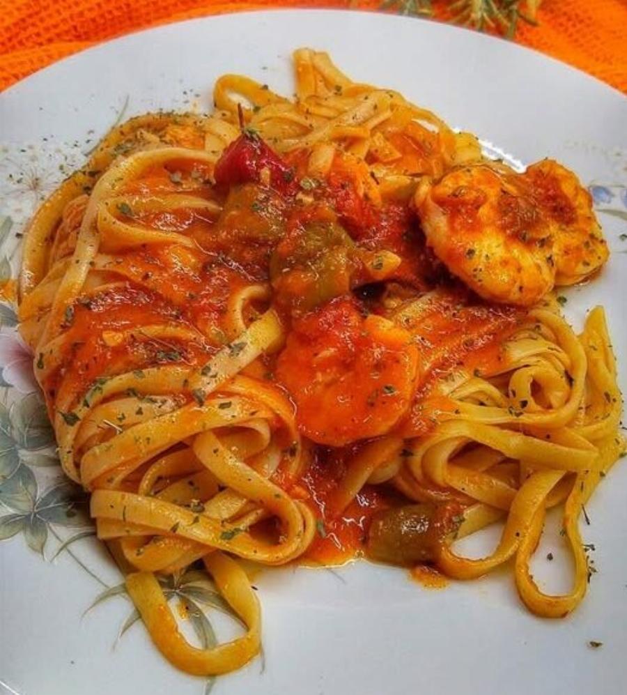 Γαριδομακαρονάδα σαν ταβέρνας με σάλτσα ντομάτας