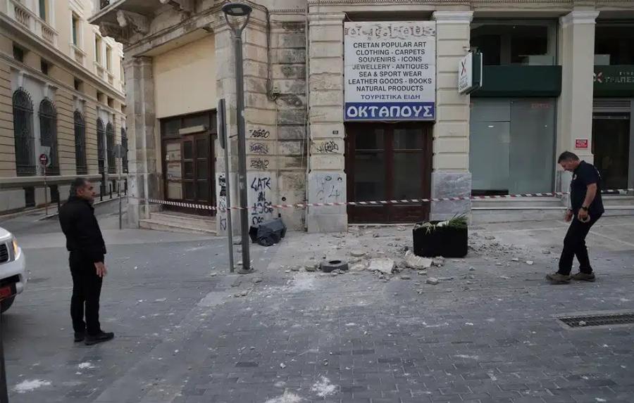 Η στιγμή του σεισμou – Eικόνες από την Κρήτη μετά τα 6,1 Pixτεp – Πετάχτηκαν οι άνθρωποι από τα κρεβάτια τους