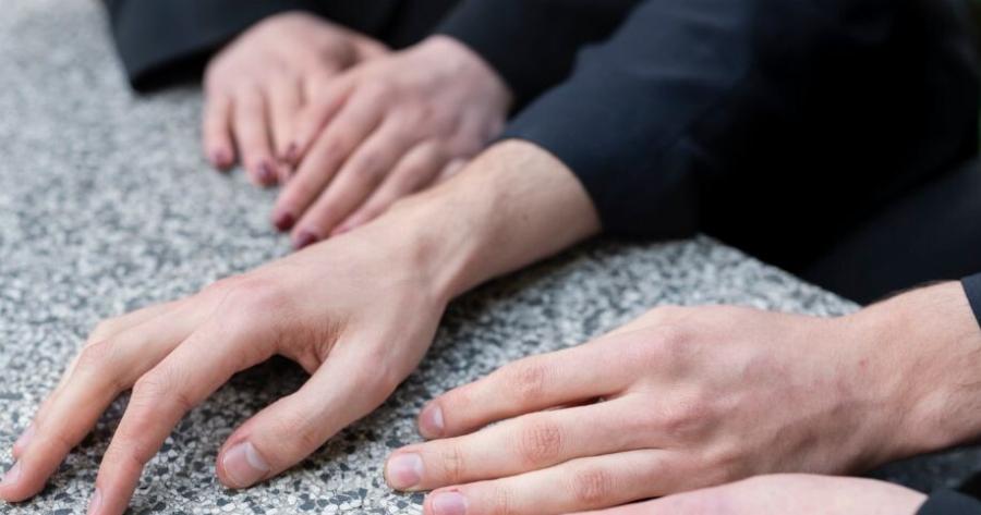 Νέα Σμύρνη: Δεν έχει ξαναγίνει σε κηδεία! – “Πάγωσαν” όλοι – 20χρονος ανέβηκε πάνω στο φέρετρο της γυναίκας και άρχισε να…