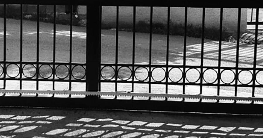 Συναγερμός τώρα: Καγκελόπορτα καταπλάκωσε 4χρονο