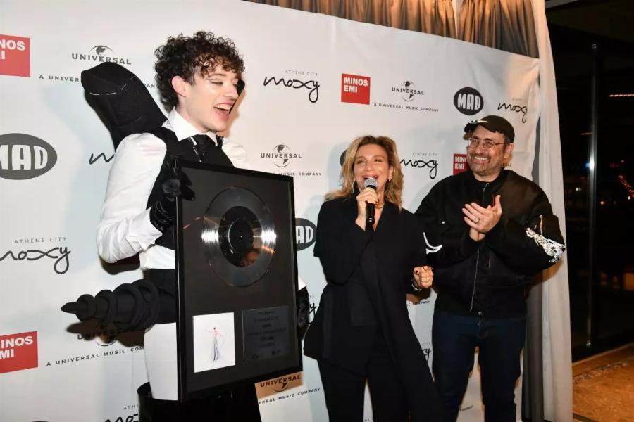 Έφτασε στην Ελλάδα το Nemo – Έκανε την πιο εκκεντρική εμφάνιση