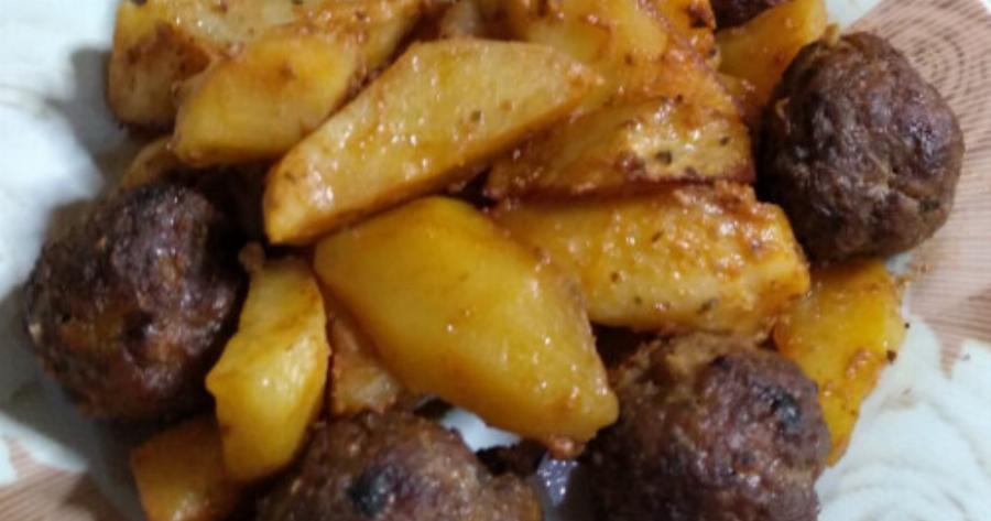 Το ταψί που εξαφανίζεται πρώτο! Ζουμερές πατάτες με κεφτεδάκια φούρνου που λιώνουν στο στόμα