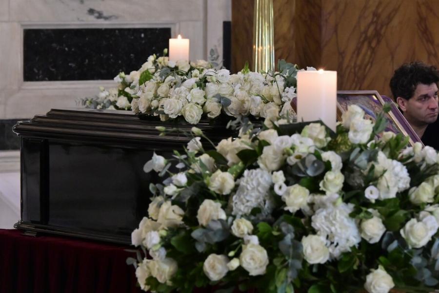 Το τελευταίο χειροκρότημα στην Μάρω Κοντού: Συγκίνηση χωρίς τέλος στην κηδεία της – Πλήθος κόσμου στην Μητρόπολη
