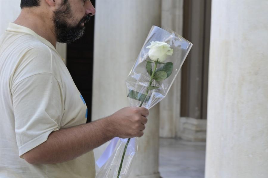 Το τελευταίο χειροκρότημα στην Μάρω Κοντού: Συγκίνηση χωρίς τέλος στην κηδεία της – Πλήθος κόσμου στην Μητρόπολη