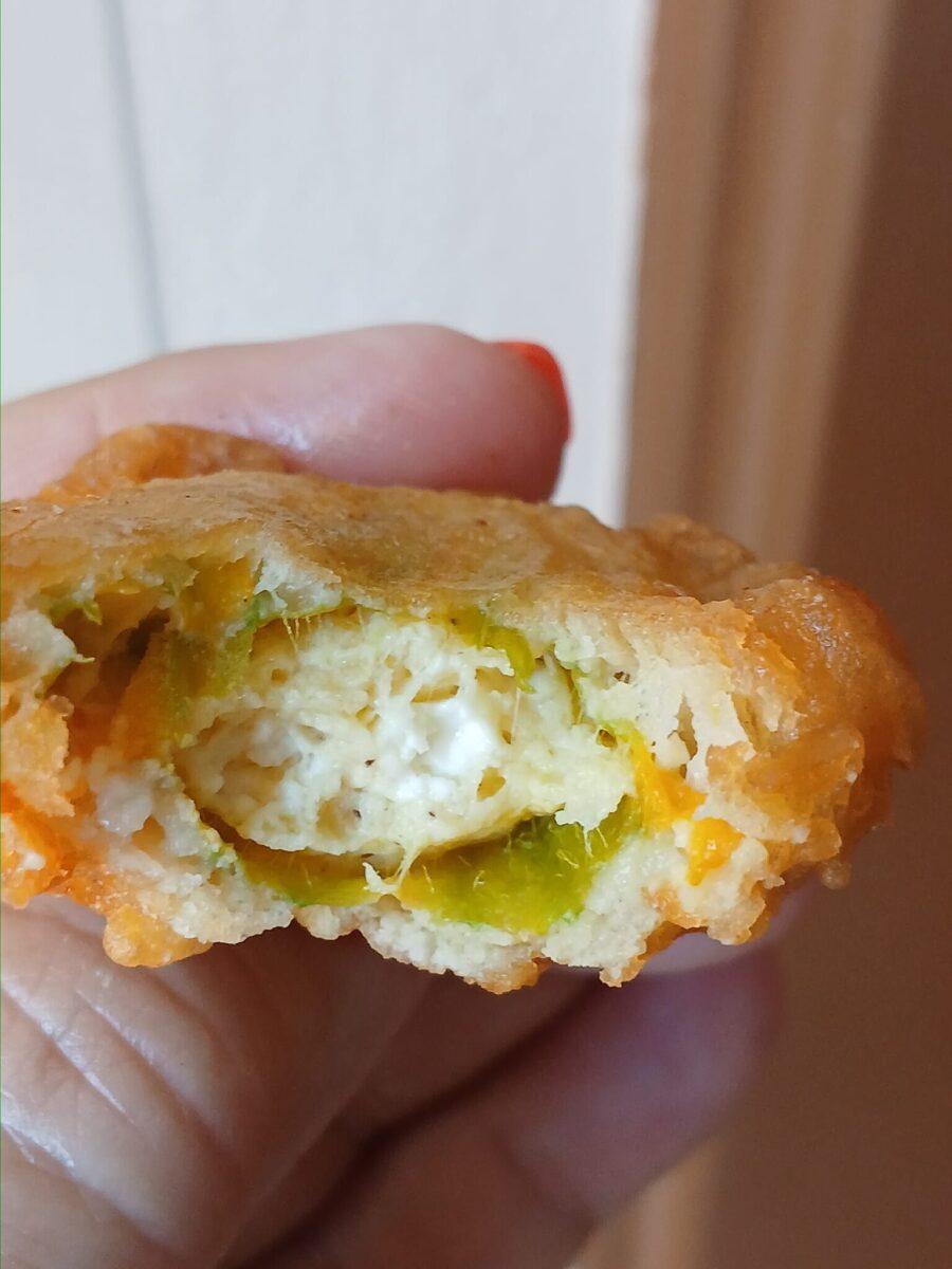 Τραγανοί κολοκυθοανθοί με τυριά που λιώνουν στο στόμα