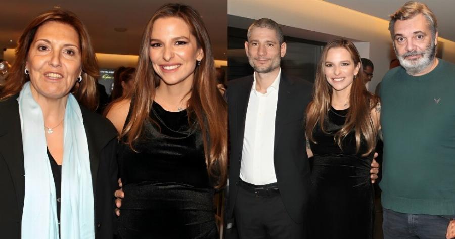 Καμαρώνει ο Νίκος από ψηλά: Όλη η οικογένεια Κούρκουλου στην παρουσίαση βιβλίου της Εριέττας – Σπάνια εμφάνιση της αδερφής της