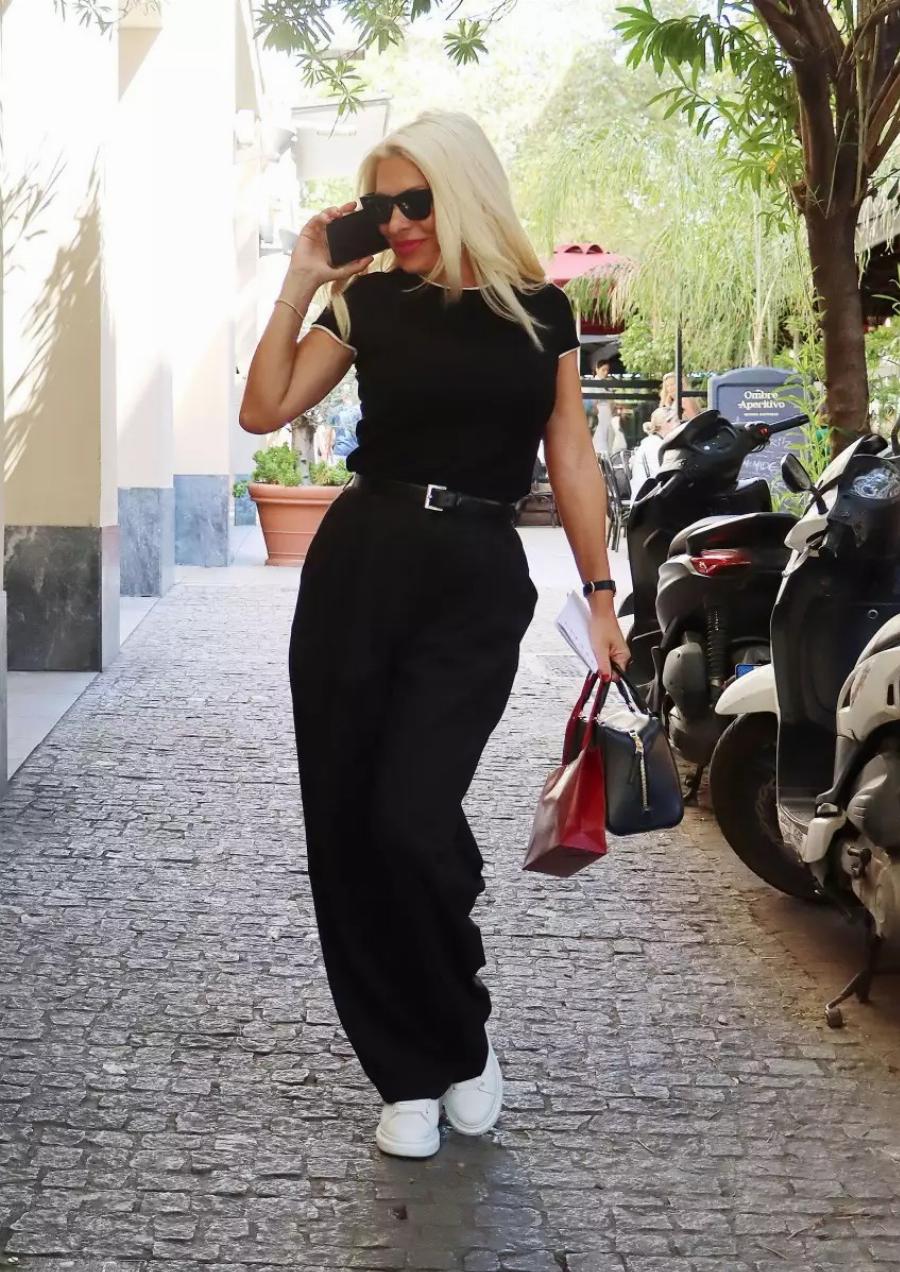 Σαν 19χρονη: Η Μενεγάκη βγήκε στο κέντρο της Αθήνας με φαρδιά ρούχα και της «έσβnσε» όλες