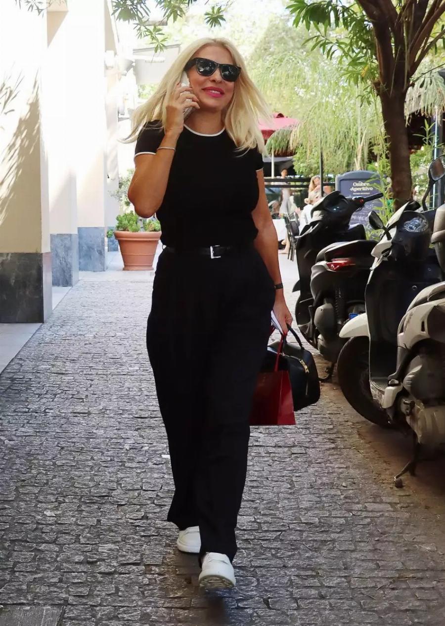 Σαν 19χρονη: Η Μενεγάκη βγήκε στο κέντρο της Αθήνας με φαρδιά ρούχα και της «έσβnσε» όλες