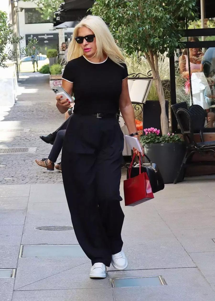 Σαν 19χρονη: Η Μενεγάκη βγήκε στο κέντρο της Αθήνας με φαρδιά ρούχα και της «έσβnσε» όλες