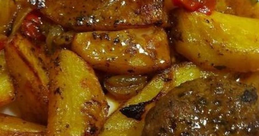 Το μυστικό για τα πιο ζουμερά μπιφτέκια με πατάτες στο ταψί – Δοκιμάστε αυτό το κόλπο!