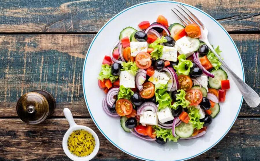 Η καλύτερη σαλάτα στον κόσμο είναι ελληνική και δεν είναι η χωριάτικη – Σαρώνει ασταμάτητα η Ελλάδα