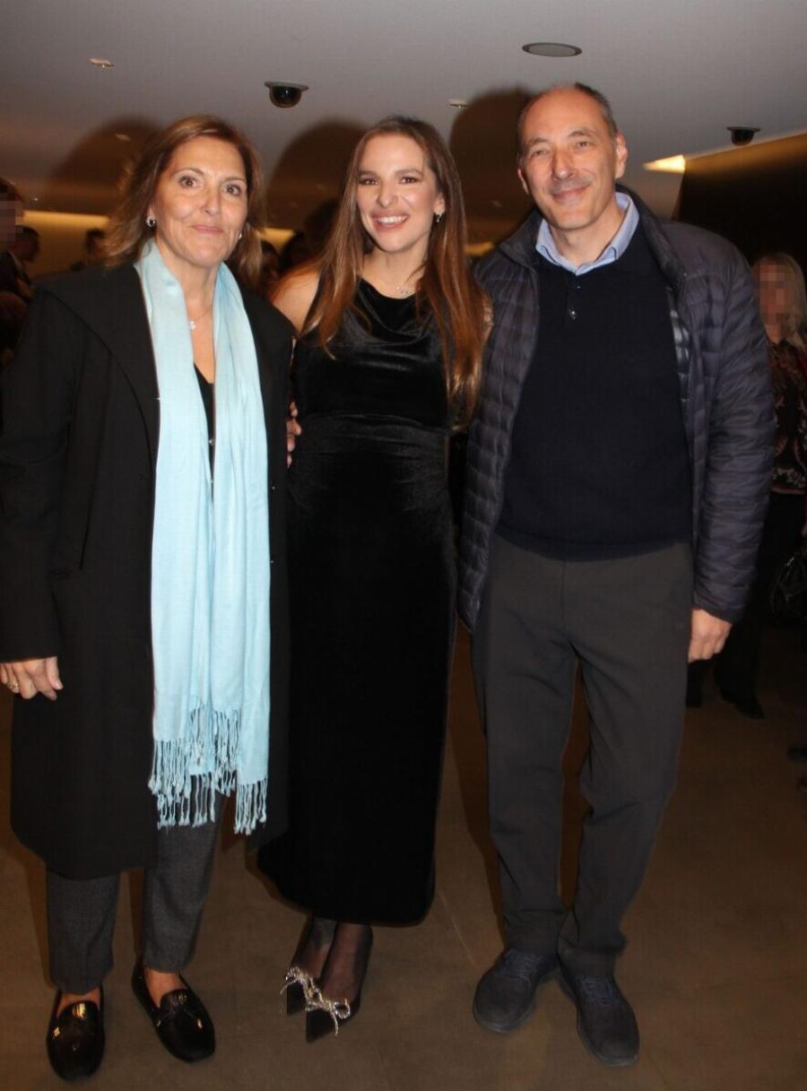 Καμαρώνει ο Νίκος από ψηλά: Όλη η οικογένεια Κούρκουλου στην παρουσίαση βιβλίου της Εριέττας – Σπάνια εμφάνιση της αδερφής της