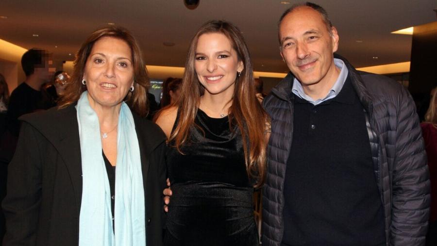 Καμαρώνει ο Νίκος από ψηλά: Όλη η οικογένεια Κούρκουλου στην παρουσίαση βιβλίου της Εριέττας – Σπάνια εμφάνιση της αδερφής της