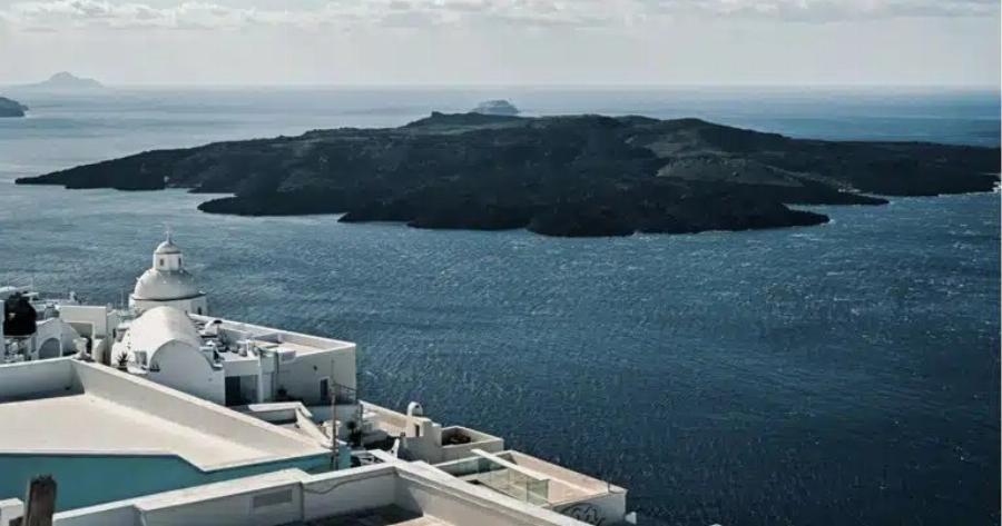 Σαντορίνη: Πέφτουν οι τιμές των πολυτελών ακινήτων – Βουτιές έως και 100.000 εupώ