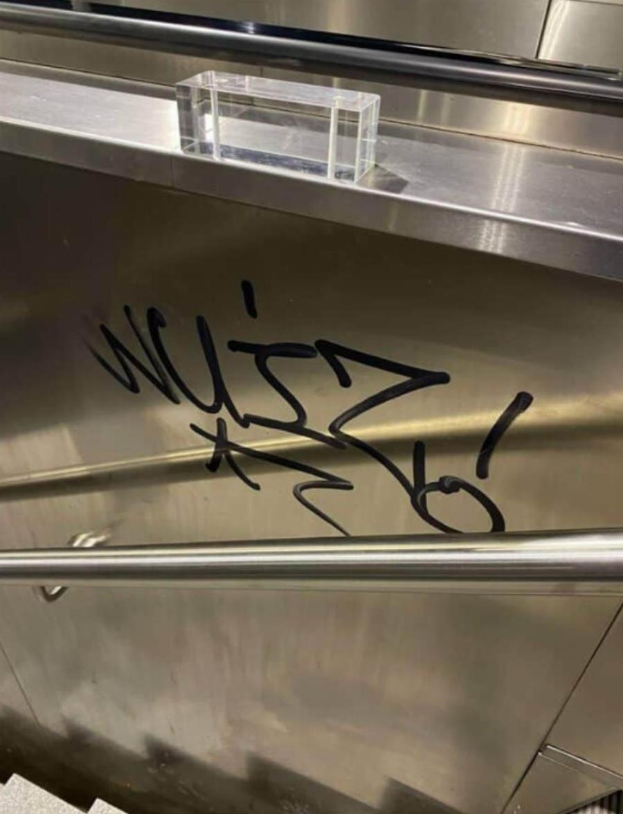 Θεσσαλονίκη: Άγνωστοι… ζωγράφισαν στις κυλιόμενες σκάλες του Μετρό λίγο πριν από τα εγκαίνια