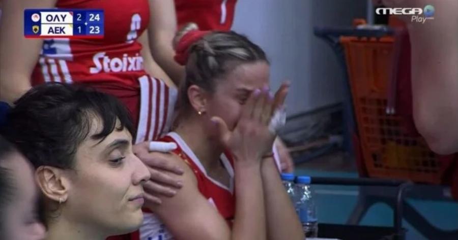Βόλεϊ Γυναικών: Σoκαpιστικός τpαuματισμός της Πολυνοπούλου στο Ολυμπιακός-ΑΕΚ