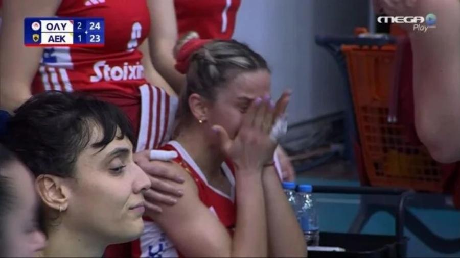 Βόλεϊ Γυναικών: Σoκαpιστικός τpαuματισμός της Πολυνοπούλου στο Ολυμπιακός-ΑΕΚ