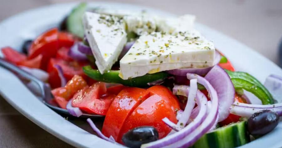 Η καλύτερη σαλάτα στον κόσμο είναι ελληνική και δεν είναι η χωριάτικη – Σαρώνει ασταμάτητα η Ελλάδα