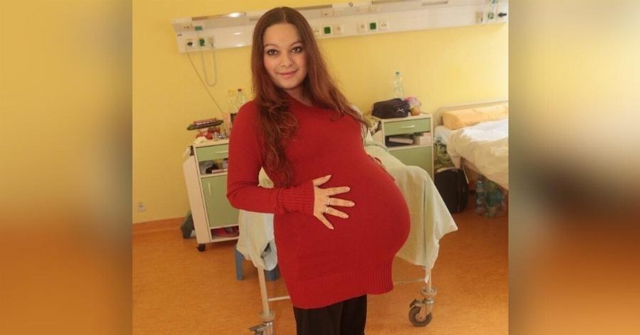 Νόμιζε ότι περίμενε δίδυμα: Αλλά η γέννα κατέληξε να σπάσει πολλαπλά ρεκόρ γέννας στη χώρα