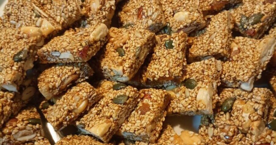 Παστέλι με μέλι και ξηρούς καρπούς: Το γλυκό της νηστείας που φτιάχνεται σε λίγα λεπτά