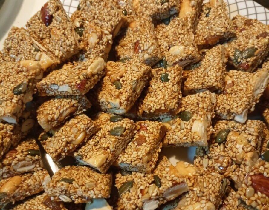 Παστέλι με μέλι και ξηρούς καρπούς: Το γλυκό της νηστείας που φτιάχνεται σε λίγα λεπτά