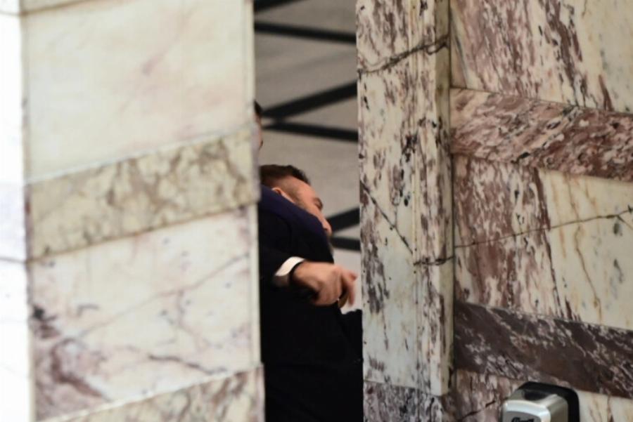 Πρώτη φορά στην Ελληνική Βουλή: Αυτός είναι ο ο βουλευτής που χτύπησε άλλο βουλευτή μέσα στην ολομέλεια