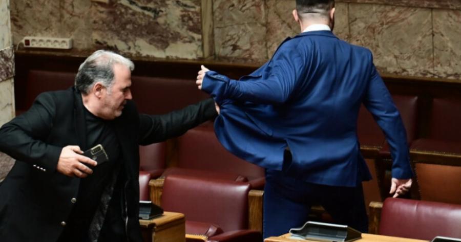 Πρώτη φορά στην Ελληνική Βουλή: Αυτός είναι ο ο βουλευτής που χτύπησε άλλο βουλευτή μέσα στην ολομέλεια