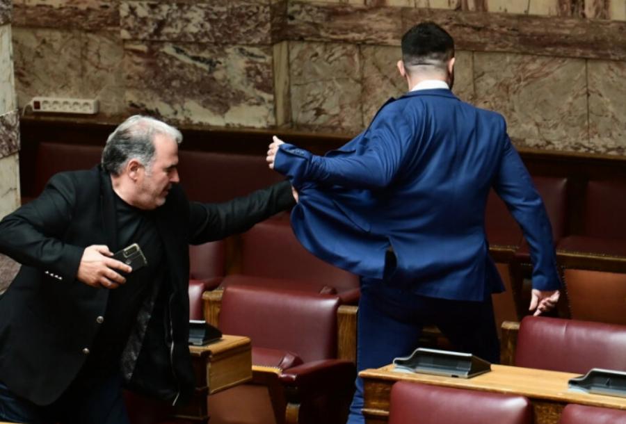 Πρώτη φορά στην Ελληνική Βουλή: Αυτός είναι ο ο βουλευτής που χτύπησε άλλο βουλευτή μέσα στην ολομέλεια