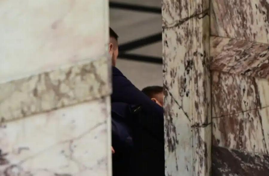 Πρώτη φορά στην Ελληνική Βουλή: Αυτός είναι ο ο βουλευτής που χτύπησε άλλο βουλευτή μέσα στην ολομέλεια