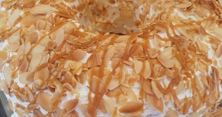 Το πιο αφράτο κέικ γιαουρτιού με αμύγδαλο από πάνω – Μοσχοβολά λεμόνι και βούτυρο