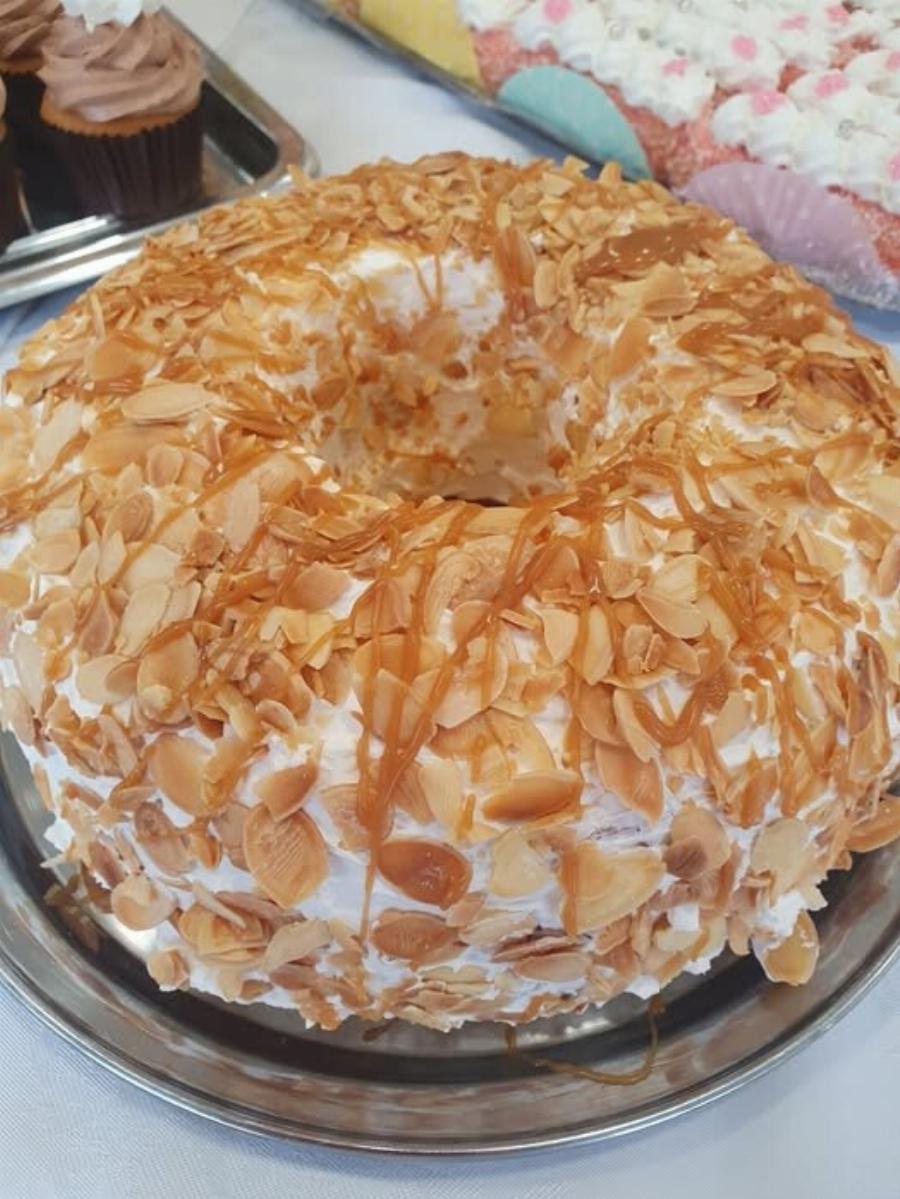 Το πιο αφράτο κέικ γιαουρτιού με αμύγδαλο από πάνω – Μοσχοβολά λεμόνι και βούτυρο