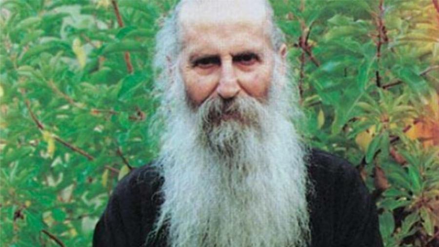 Αγιασμός: Τουλάχιστον μια φορά τον μήνα να ραντίζουμε το σπίτι μας με Αγιασμό