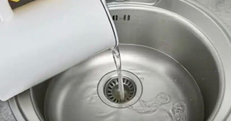 Γιατί δεν πρέπει ποτέ να ρίχνετε καυτό νερό στον νεροχύτη της κουζίνας;