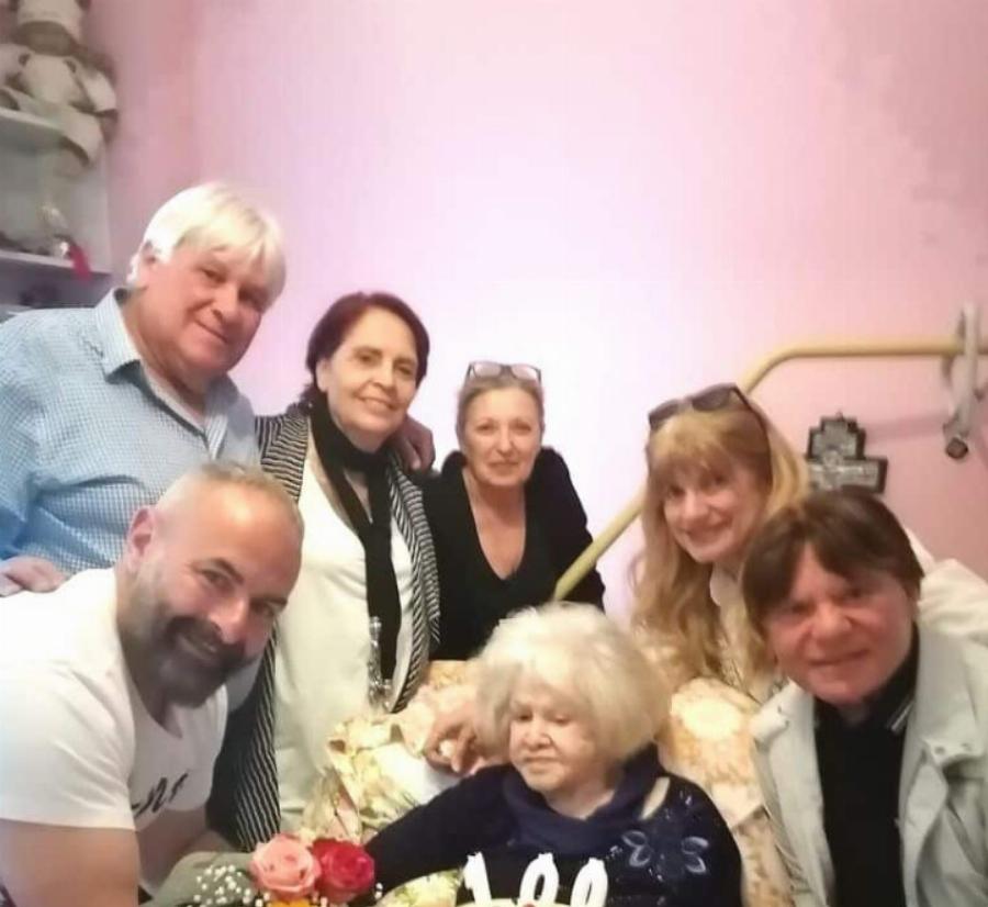 Η Καίτη Γκρέυ έγινε 100 ετών: Η φωτογραφία από τα γενέθλιά της